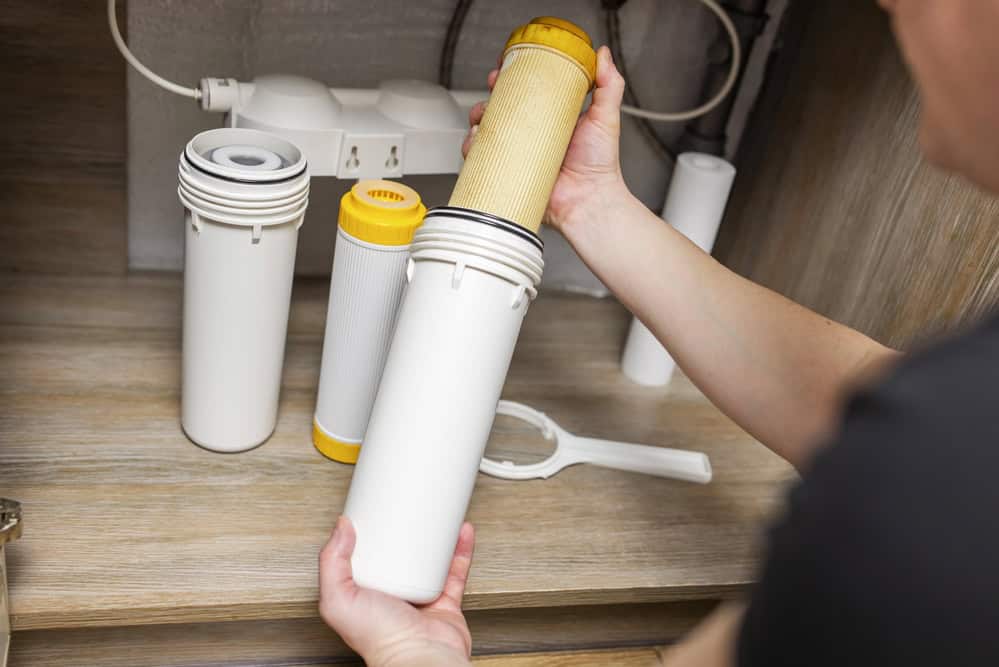 changing water filter
